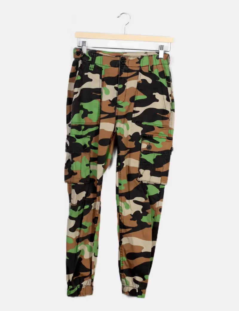 Bershka Pantalón cargo multicolor camuflaje