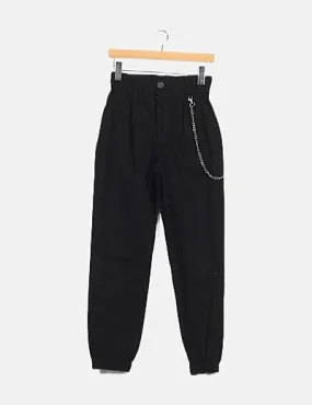 Stradivarius Pantalón negro detalle cadena