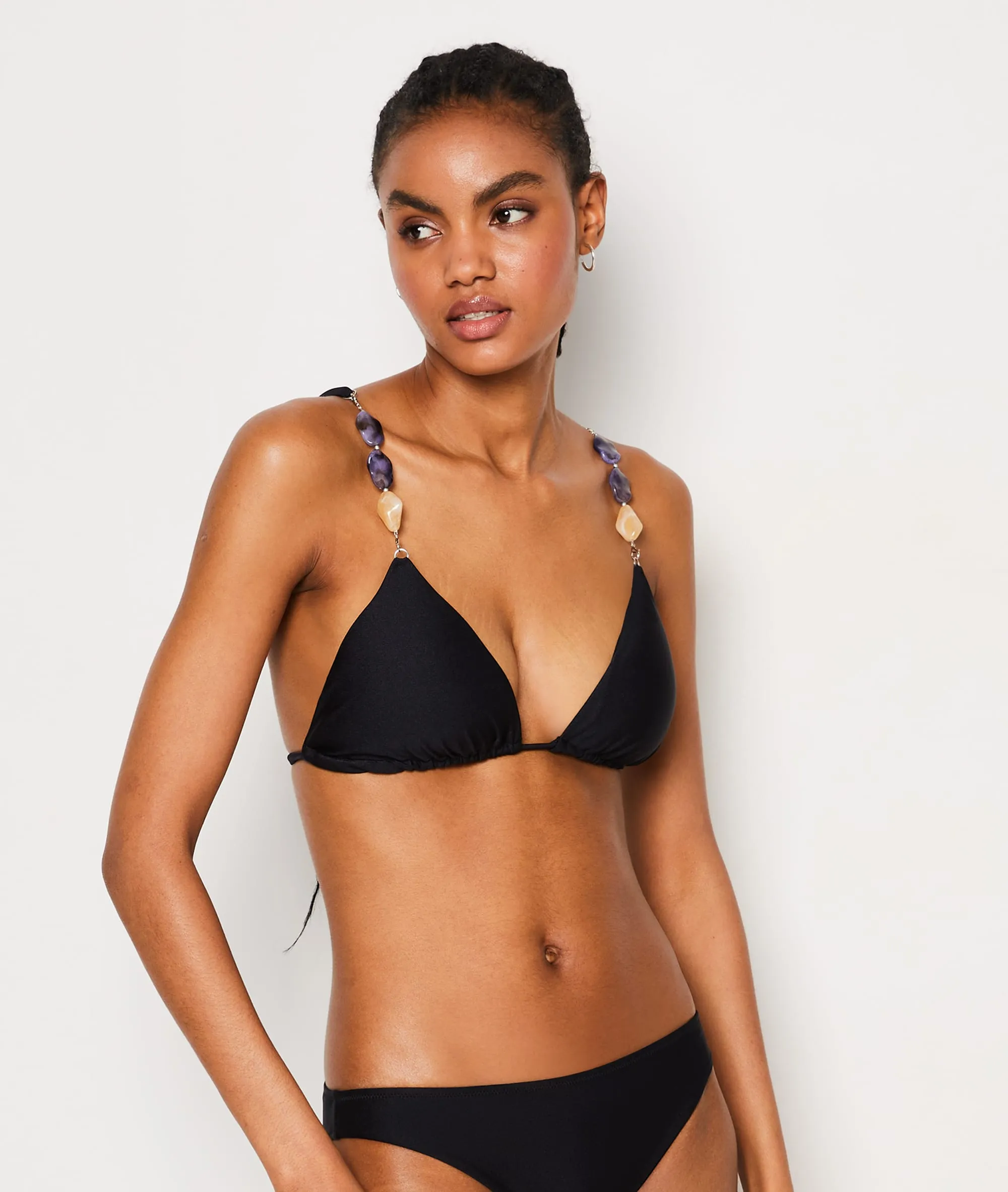 Sujetador bikini triángulo satinado, adornos tirantes STRAP SWIM NOIR - ETAM